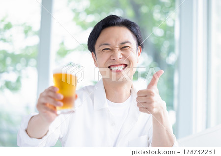 Male drinking beer 128732231