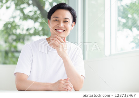 Beauty image Middle-aged men 128732467