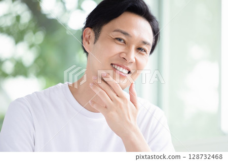 Beauty image Middle-aged men 128732468