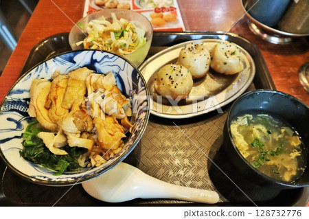 雞肉飯和小籠包套餐 128732776