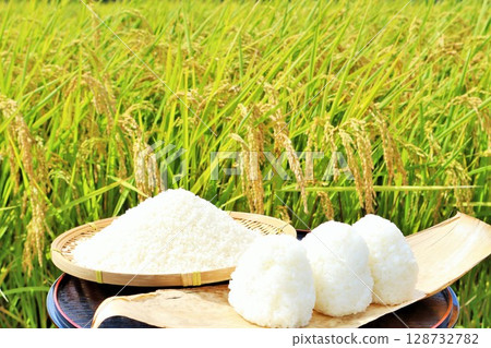 秋天米領域和碗米飯糰 秋天米領域和碗米飯糰 128732782