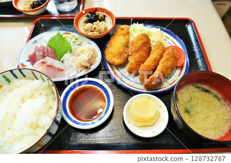 千葉縣勝浦漁港的生魚片和炸物套餐 千葉縣勝浦漁港的生魚片和炸物套餐 128732787