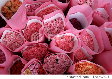 在一家花店排隊的七彩花朵 128732821