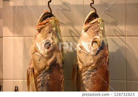 鹽乾魚(火腿)在香港西部的德助道出售。它類似於草屋,味道鮮美。以前很便宜,但現在很貴 鹽乾魚(火腿)在香港西部的德助道出售。它類似於草屋,味道鮮美。以前很便宜,但現在很貴 128732823