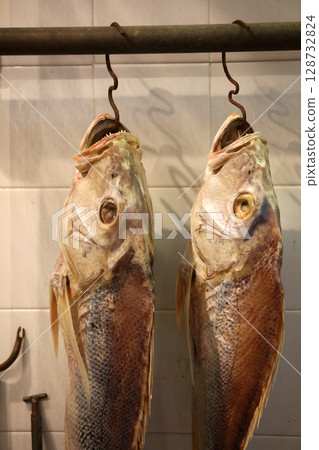 鹽乾魚(火腿)在香港西部的德助道出售。它類似於草屋,味道鮮美。以前很便宜,但現在很貴 鹽乾魚(火腿)在香港西部的德助道出售。它類似於草屋,味道鮮美。以前很便宜,但現在很貴 128732824