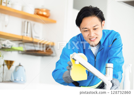 房屋清潔人員清潔廚房 128732860