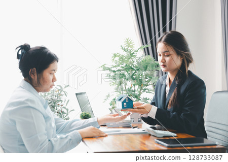 Real estate agent delivering sample home to customer, mortgage loan contract. Contract for hire purchase sale of house. home insurance contract, home mortgage loan concept. real estate, customer 128733087