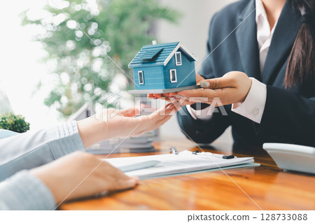 Real estate agent delivering sample home to customer, mortgage loan contract. Contract for hire purchase sale of house. home insurance contract, home mortgage loan concept. real estate, customer 128733088