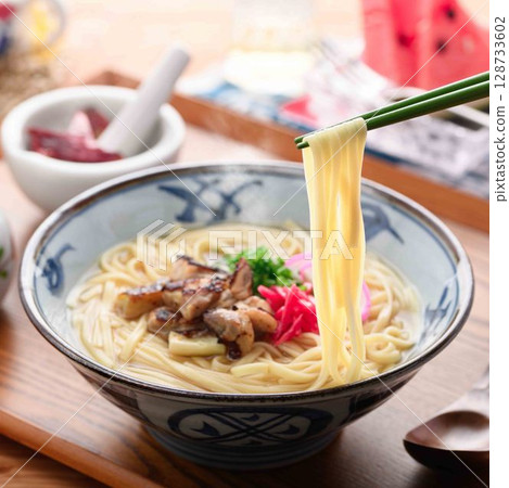 Okinawa soba and summer meals | A sizzling Japanese food image 128733602