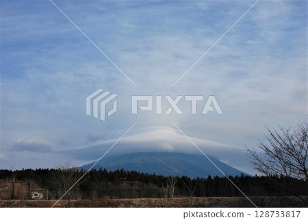 動與靜的較量，富士山與雲蓋 128733817