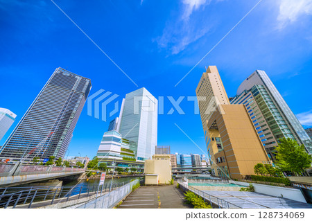 日本橫濱的城市景觀：櫻木町站前的橫濱市政廳等建築物、大岡川、右下角的首都高速神奈川1號線橫羽線 128734069