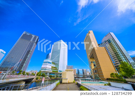 日本橫濱的城市景觀：櫻木町站前的橫濱市政廳等建築物、大岡川、右下角的首都高速神奈川1號線橫羽線 128734299