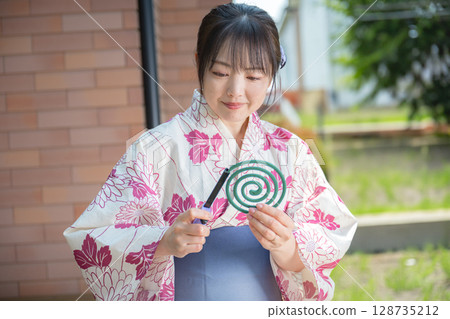 蚊香和浴衣的女人 128735212