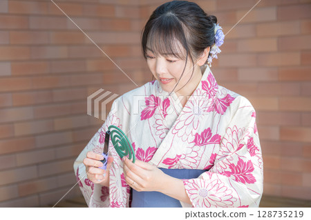 蚊香和浴衣的婦女 蚊香和浴衣的婦女 128735219