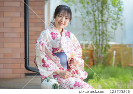 Smiling woman in yukata 128735266