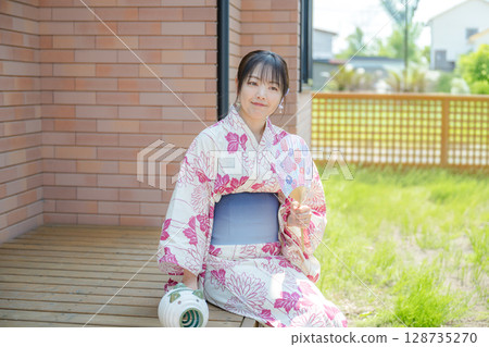 Smiling woman in yukata Smiling woman in yukata 128735270