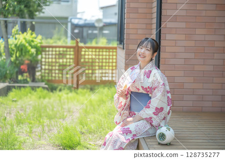 Smiling yukata woman 128735277