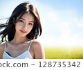 一個女人在陽光下 128735342