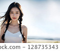 一個女人在陽光下 128735343