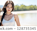 一個女人在陽光下 128735345