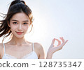 一個女人在陽光下 128735347