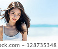 一個女人在陽光下 128735348