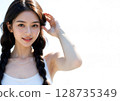 一個女人在陽光下 128735349