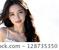 一個女人在陽光下 128735350