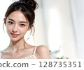 一個女人在陽光下 128735351