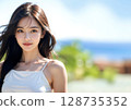 一個女人在陽光下 128735352