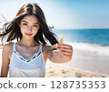 一個女人在陽光下 128735353