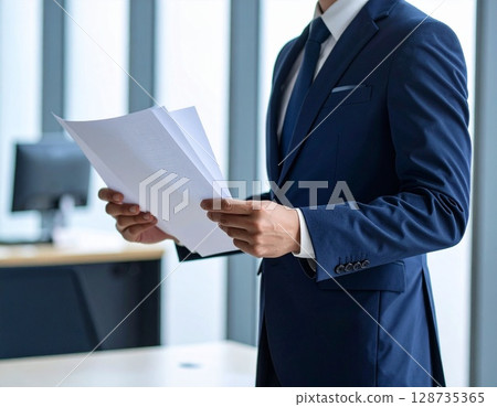 與材料的得心應手的商人 128735365