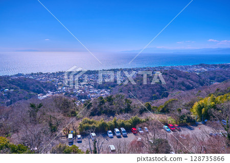 神奈川縣平塚市萬田駒山公園（湘南台）南側景色（含大磯町的大型停車場、東小磯、錦小磯、伊豆半島等） 128735866