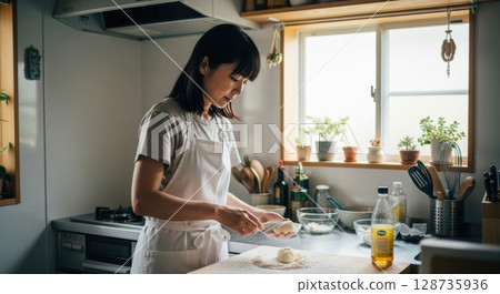 廚房照片：一位樸實的女士正在享用自製食物 128735936