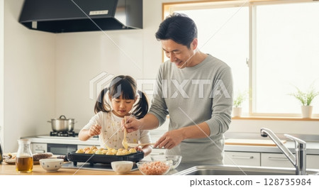 父母和孩子一起享受烹飪的家庭場景 父母和孩子一起享受烹飪的家庭場景 128735984