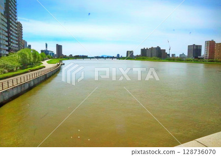 河流和高層公寓大樓 128736070