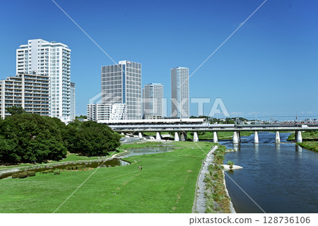 多摩川和二子玉川的街道 多摩川和二子玉川的街道 128736106
