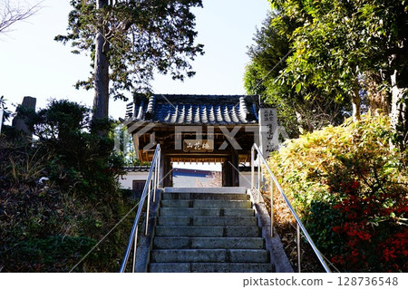 Accomplice clinic 128736548