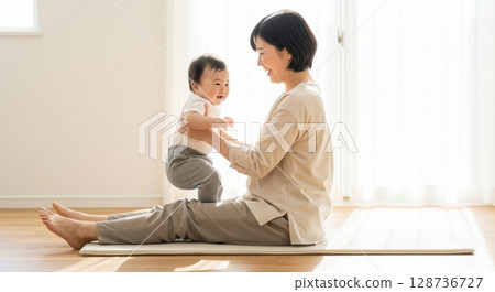 A heartwarming daily life of parents and children enjoying baby yoga 128736727