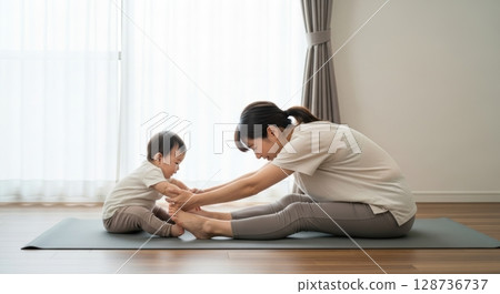 A heartwarming daily life of parents and children enjoying baby yoga 128736737