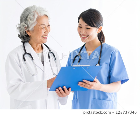 醫生和護士正在檢查病歷的醫療場景 128737346