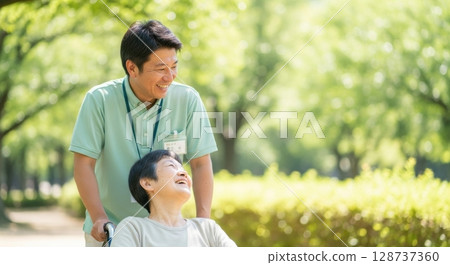 代表老年人和護理人員之間信任的材料 128737360