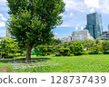 Hinokicho Park in Minato Ward, a large tree, a building and a grassy area 128737439