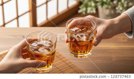 感受夏日清涼的麥茶場景 128737463