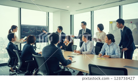 業務團隊在辦公室會議上討論 業務團隊在辦公室會議上討論 128738427