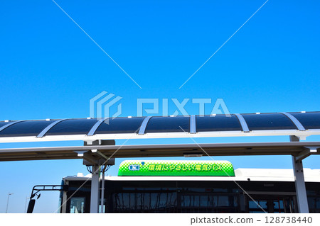 夢島交通1號航廈安裝的鈣鈦礦太陽能電池 128738440