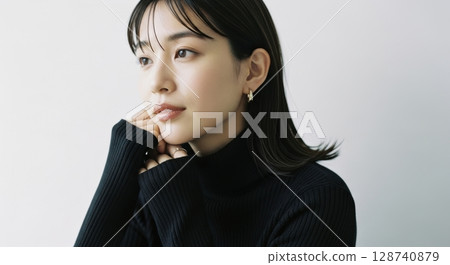 身穿黑色高領毛衣的成熟女性肖像 128740879