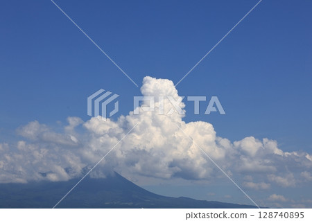 大山和積雨雲2 128740895