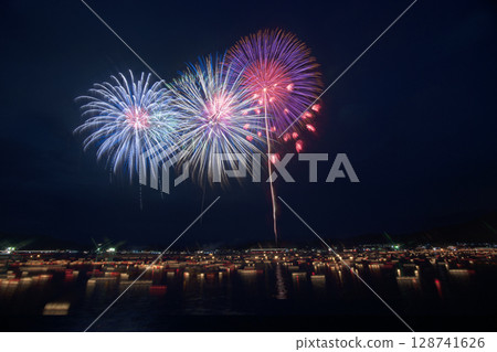 京都Miyazu燈籠下沉的近海煙花顯示 京都Miyazu燈籠下沉的近海煙花顯示 128741626