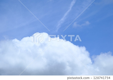 夏日美麗的天空與雲彩 夏日美麗的天空與雲彩 128741734